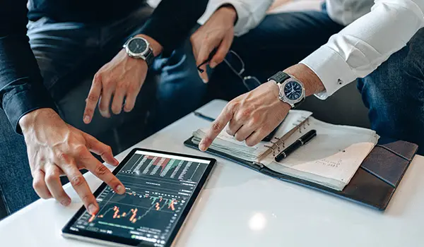 Các nhà đầu tư nên tìm hiểu thông tin thị trường để ra quyết định kịp thời