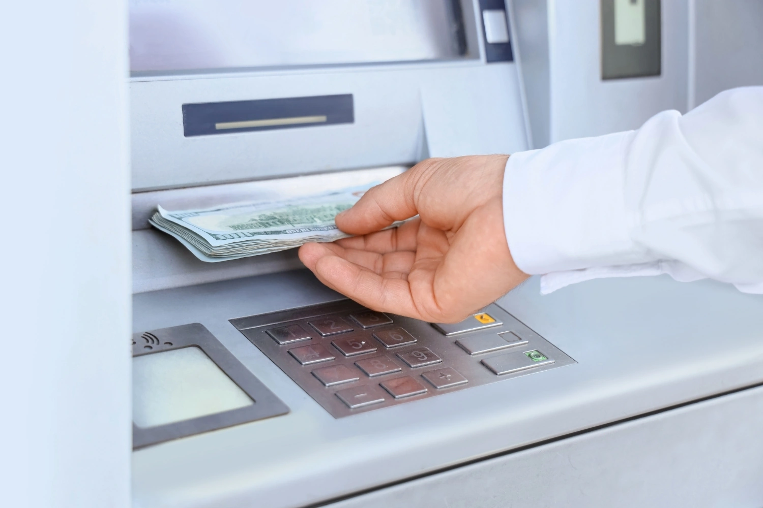 ATM xác thực mã PIN và tiến hành xuất tiền sau khi giao dịch thành công.