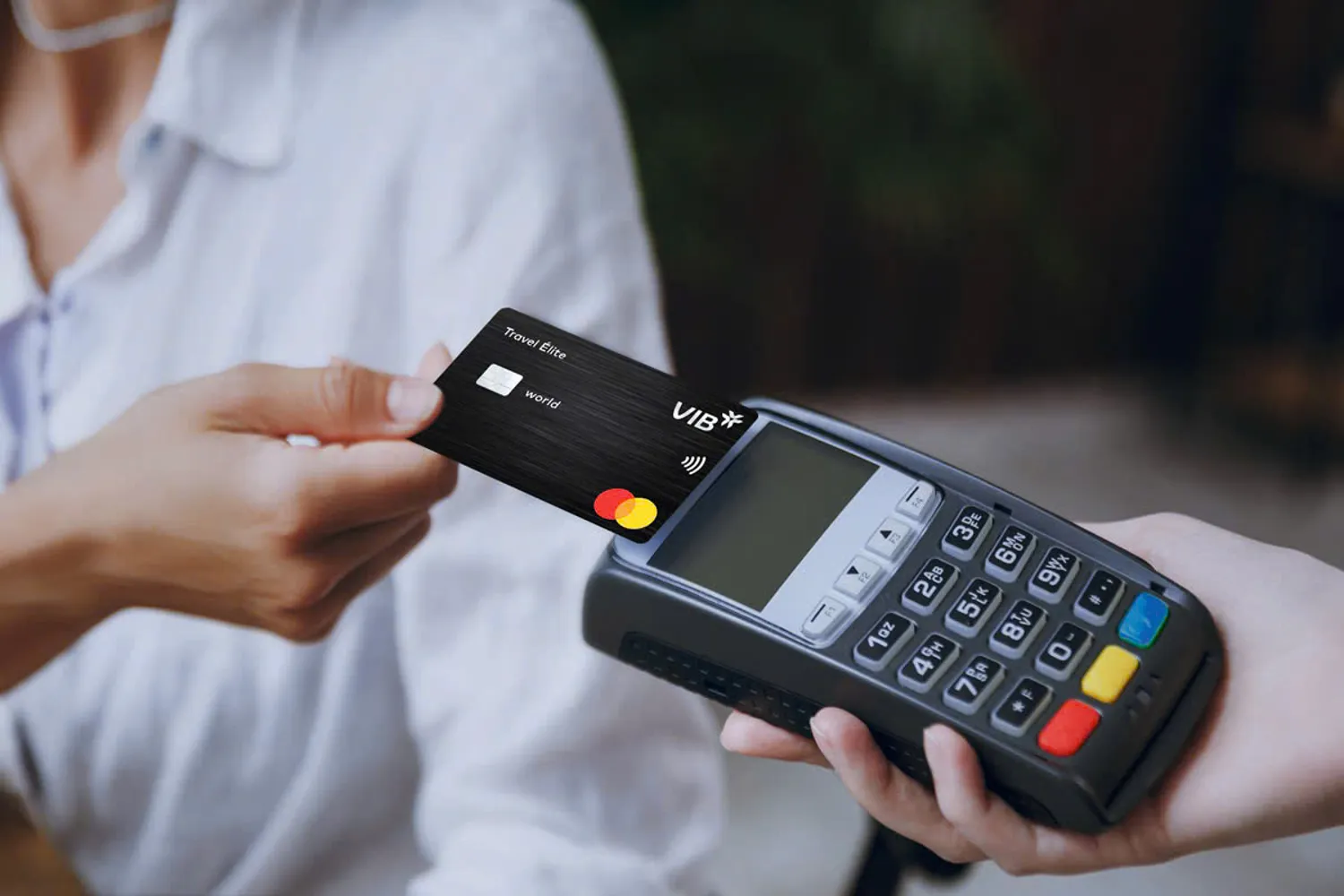 Quẹt thẻ tín dụng qua máy POS giúp thanh toán nhanh chóng, đơn giản và an toàn.