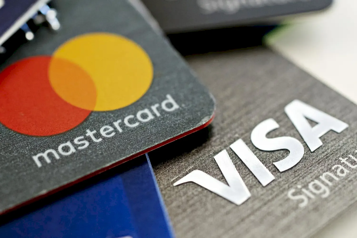 Cả Visa và Mastercard đều là những thương hiệu thẻ thanh toán quốc tế hàng đầu, được sử dụng rộng rãi trên toàn cầu.