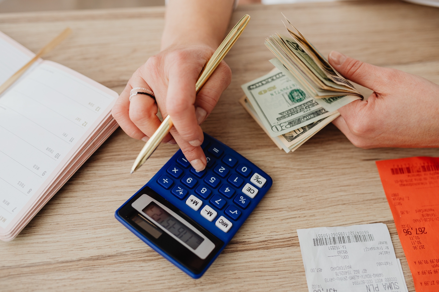 Lãi suất vay là khoản chi phí mà người đi vay phải trả cho ngân hàng hoặc tổ chức tín dụng để sử dụng nguồn vốn