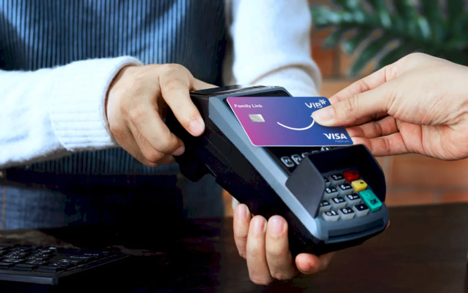 Thẻ hoàn tiền Cashback hỗ trợ giao dịch nhanh chóng với nhiều chương trình hoàn tiền theo từng nhóm chi tiêu như mua sắm, giáo dục, y tế&hellip;
