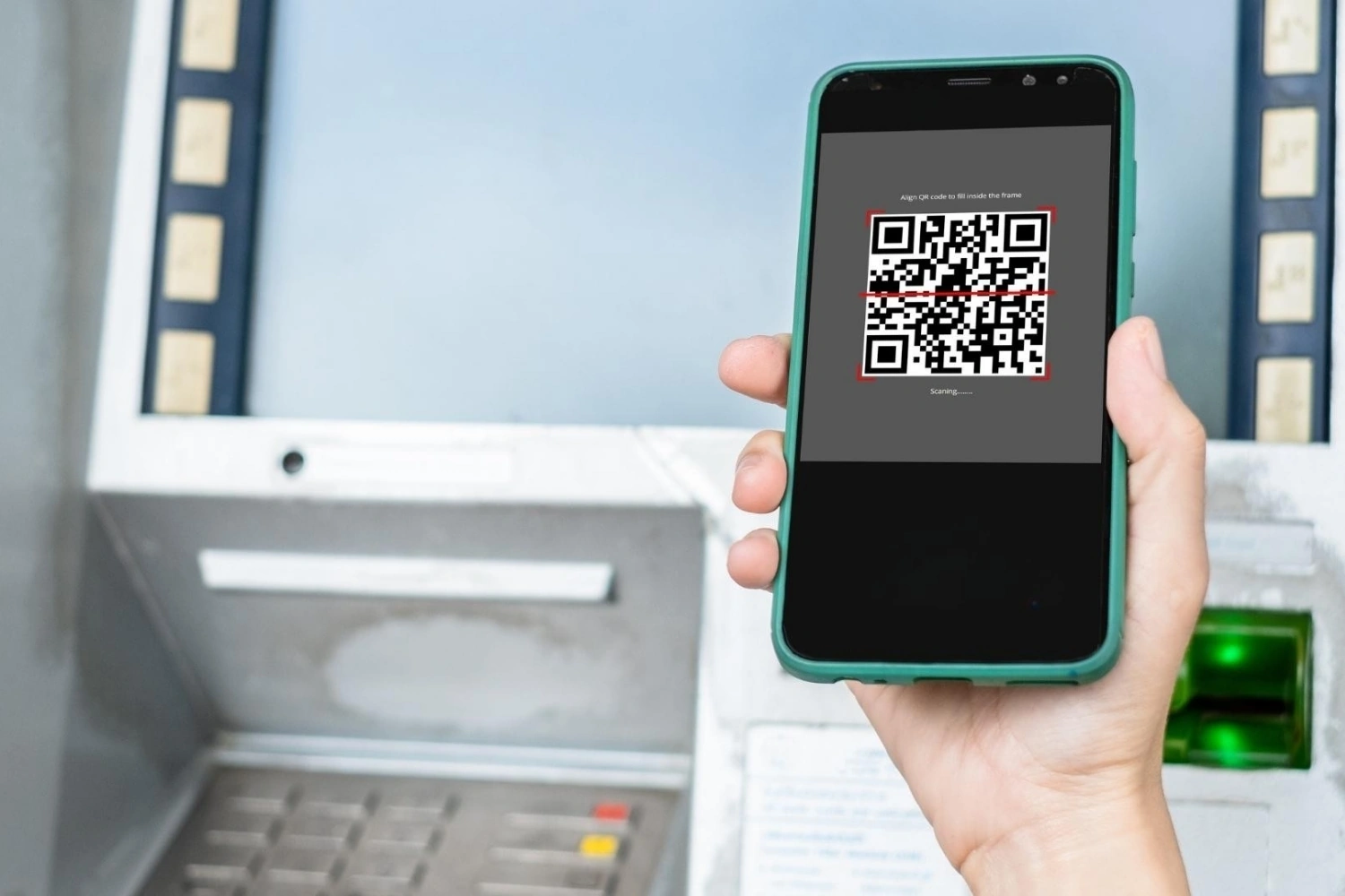 Sử dụng điện thoại để quét mã QR hiển thị trên cây ATM.
