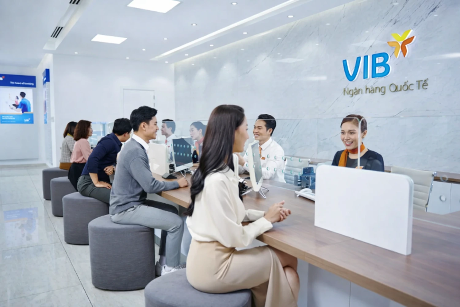Vay trực tiếp tại quầy phù hợp với khách hàng muốn được tư vấn chi tiết và hỗ trợ hồ sơ ngay tại ngân hàng.