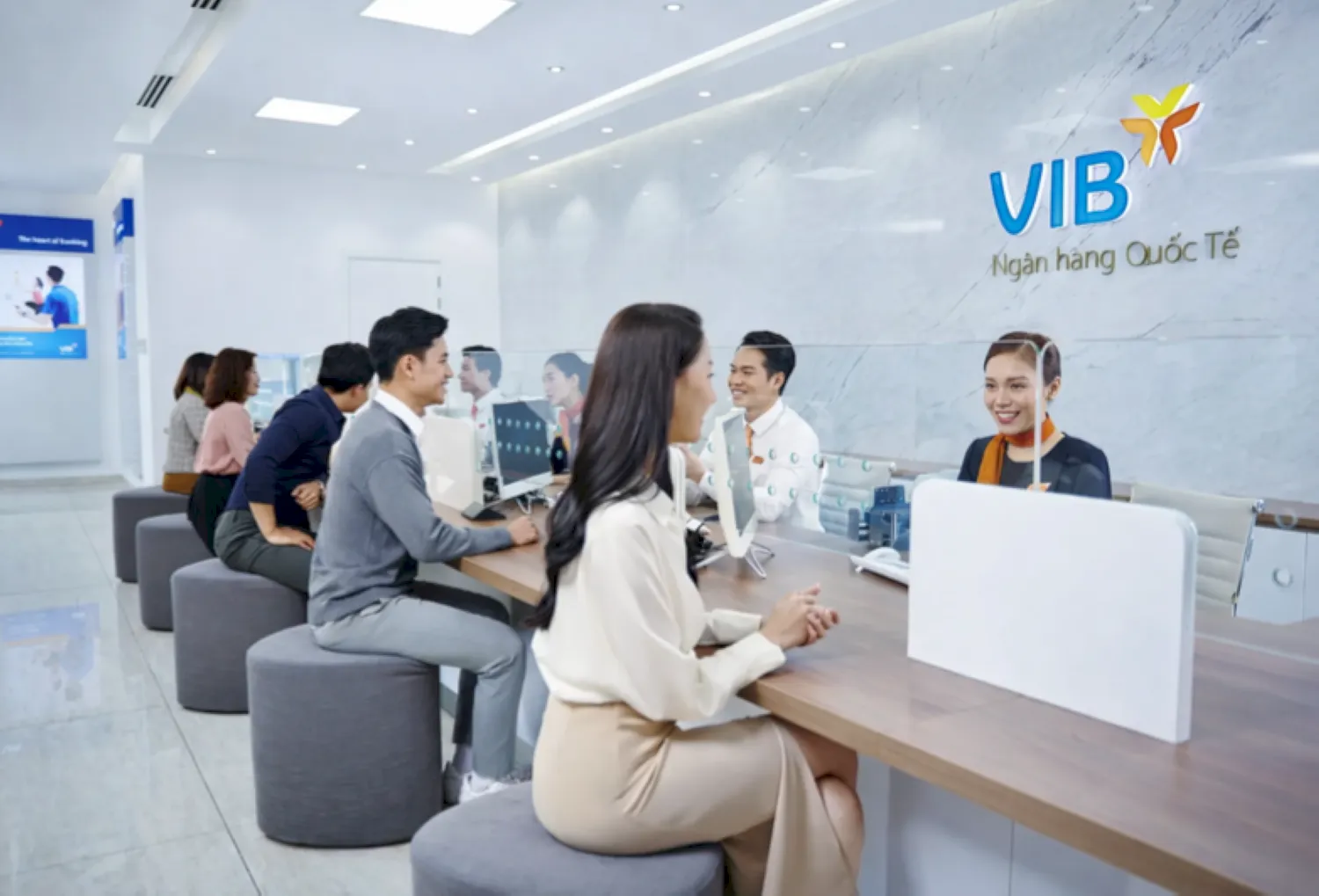 Khách hàng có thể đăng ký vay trực tiếp tại chi nhánh hoặc đăng ký vay online qua ứng dụng ngân hàng.