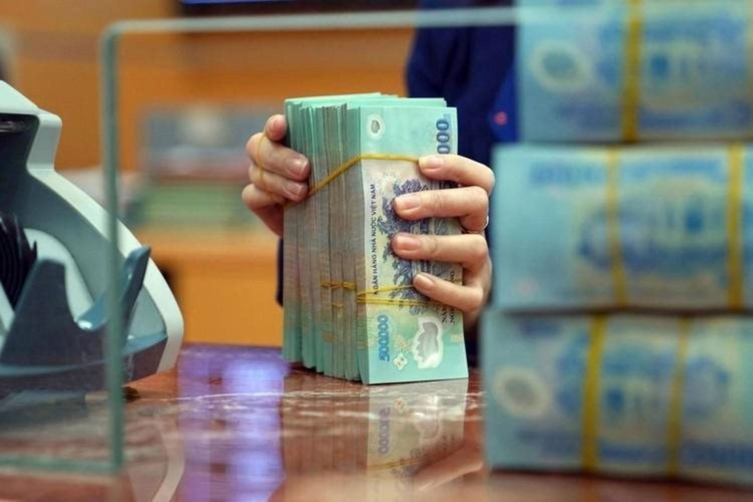 Có nên vay tiền mua đất không
