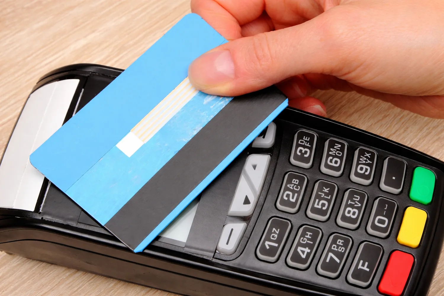 Thẻ vật lý được làm bằng chất liệu nhựa, có gắn chip điện tử để lưu giữ dữ liệu thẻ.