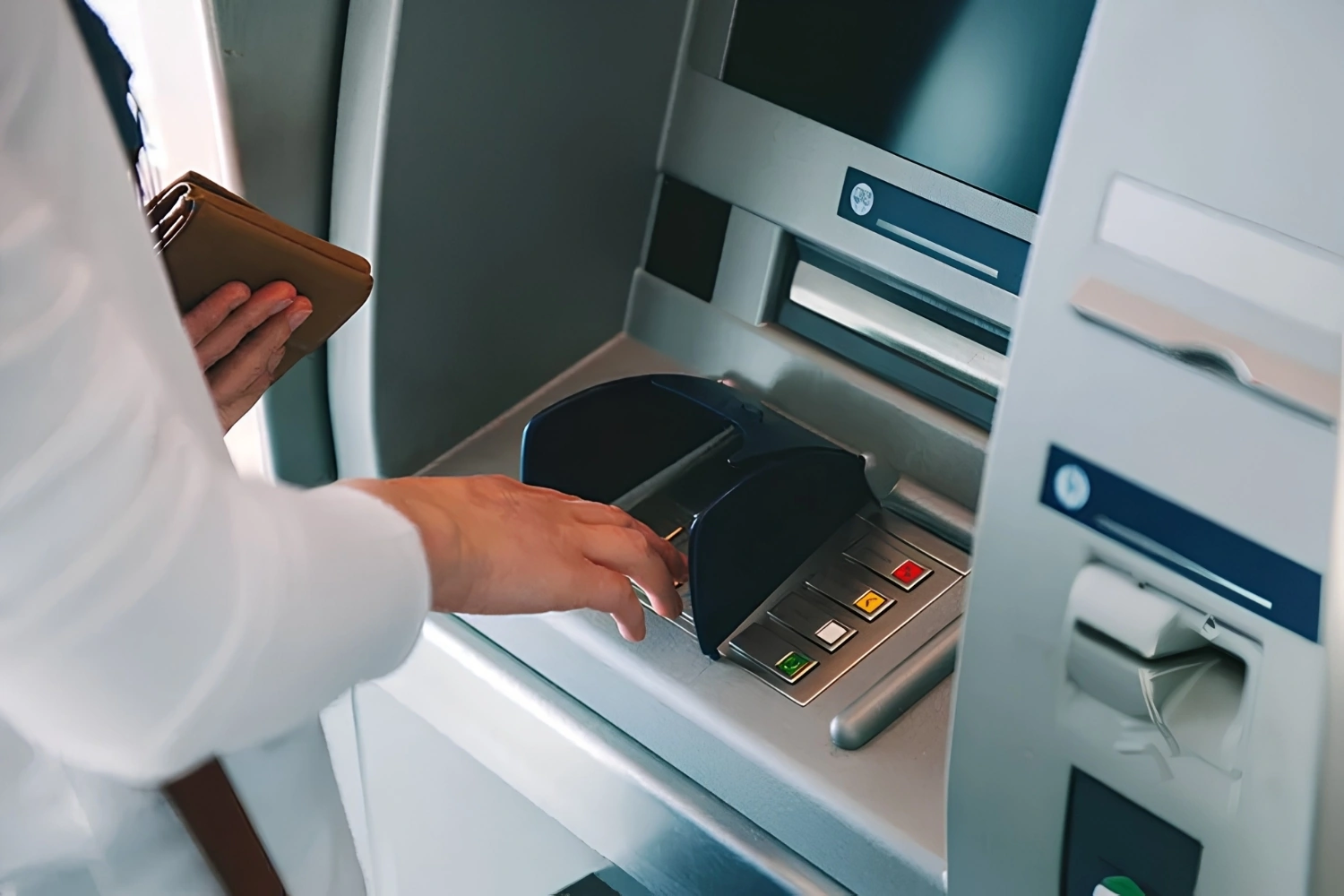Chọn chức năng rút tiền bằng CCCD gắn chip trên màn hình ATM.