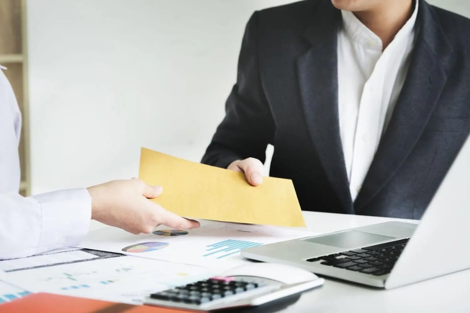 Bạn có thể liên hệ trực tiếp đến ngân hàng VIB để nhận được hướng dẫn chi tiết về hồ sơ vay vốn.
