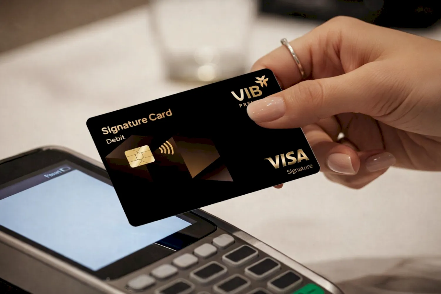 Thanh toán tiện lợi và nhanh chóng qua máy POS.