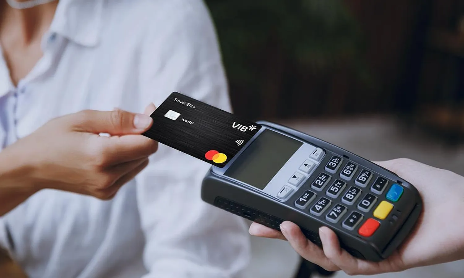 Trả góp tại đối tác liên kết với ngân hàng cho phép khách hàng đăng ký trả góp ngay tại điểm bán, thường được hưởng ưu đãi 0% lãi suất và miễn phí chuyển đổi.