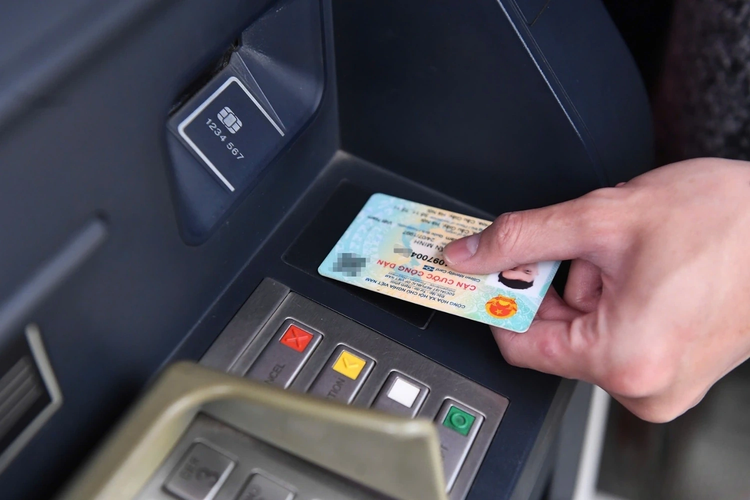 Kiểm tra lại tiền và nhận CCCD trước khi rời khỏi cây ATM.