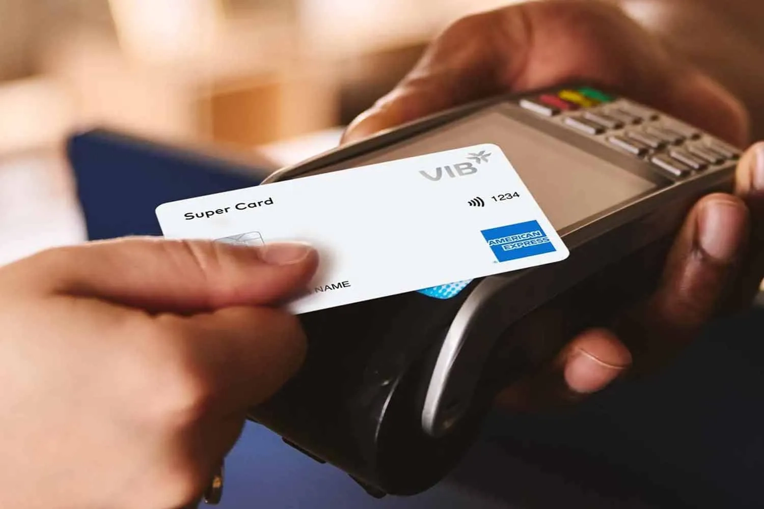Thẻ ATM cho phép thanh toán tại POS, online và chuyển khoản nội bộ hoặc liên ngân hàng trực tiếp khi tài khoản đủ số dư, mà không cần đến quầy giao dịch.