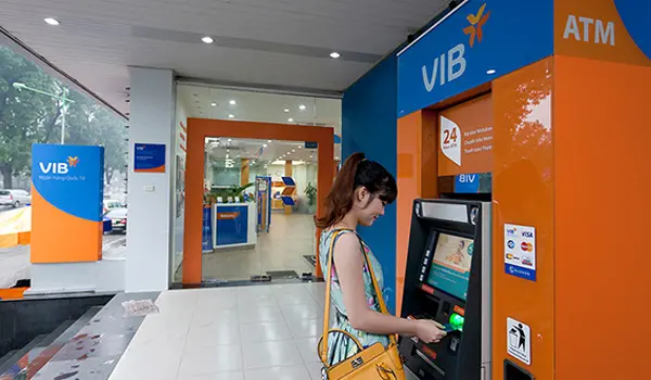 Chọn cây ATM tại các điểm giao dịch, có đông người và bảo vệ sẽ giúp bạn an toàn hơn
