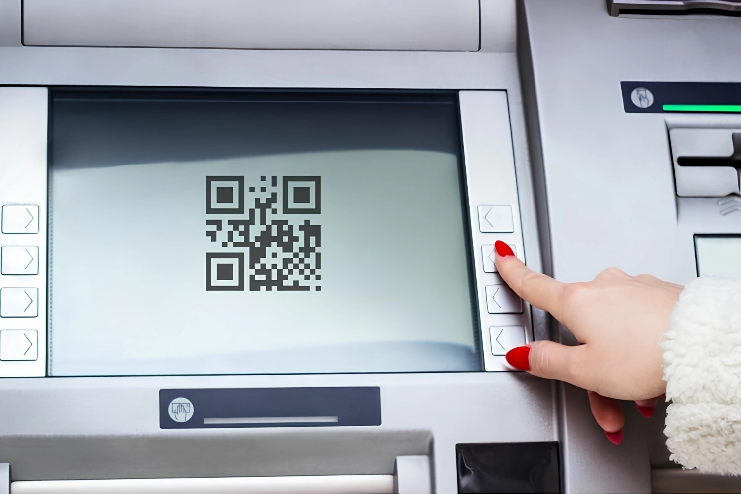 Chọn chức năng rút tiền bằng mã QR trên màn hình ATM.