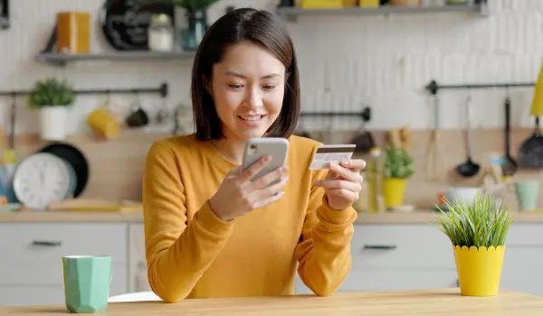 Bạn có thể dùng thẻ ghi nợ nội địa để nạp tiền vào ví MoMo nhanh chóng