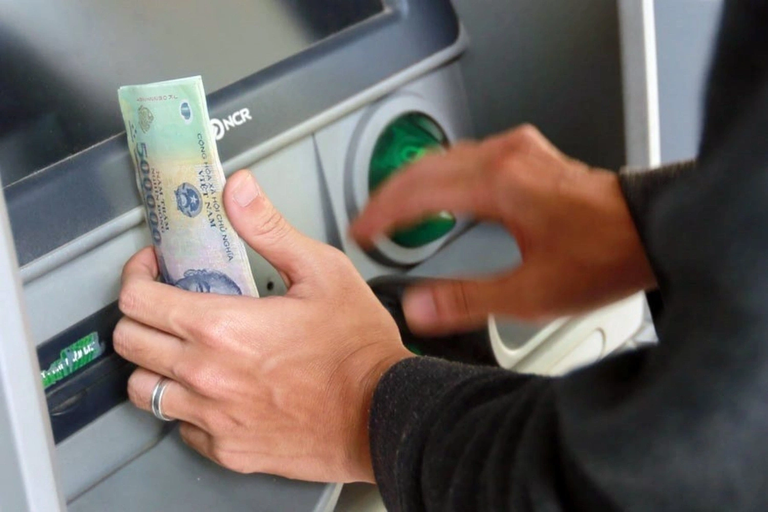Người dùng có thể rút tiền nhanh chóng tại ATM của nhiều ngân hàng có liên kết thanh toán.