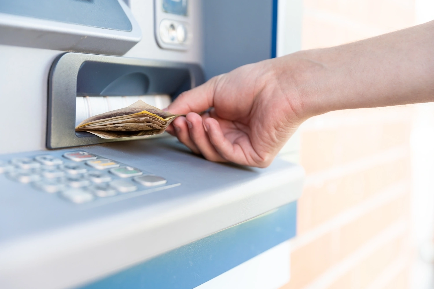 ATM xuất tiền sau khi giao dịch rút tiền được xác thực thành công.