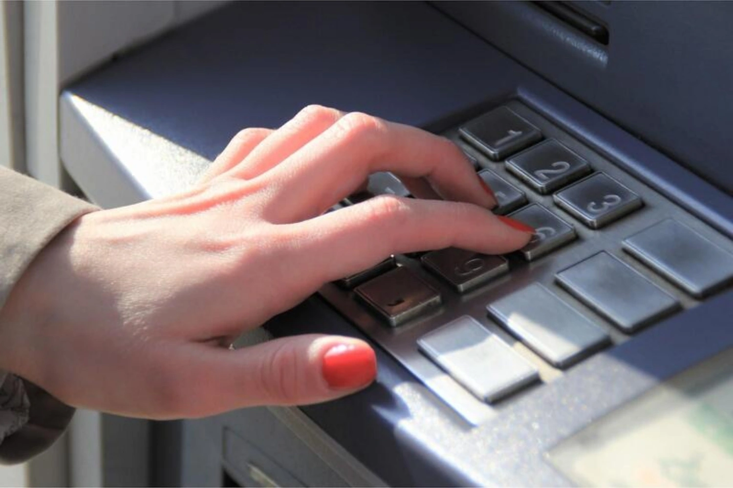 Chọn chức năng rút tiền không cần thẻ tại cây ATM.