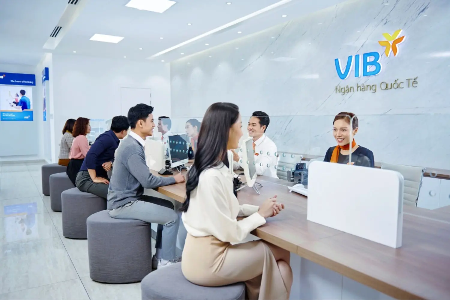 Để hạn chế việc phải chờ đợi, bạn nên đến ngân hàng vào những giờ ít khách như đầu các ca làm