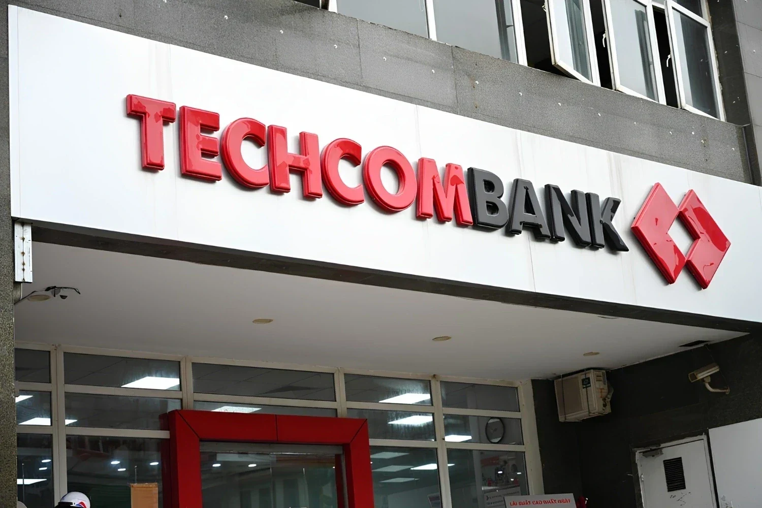Techcombank nổi bật với hệ sinh thái thanh toán số hiện đại và nhiều tiện ích quản lý tài chính cá nhân.