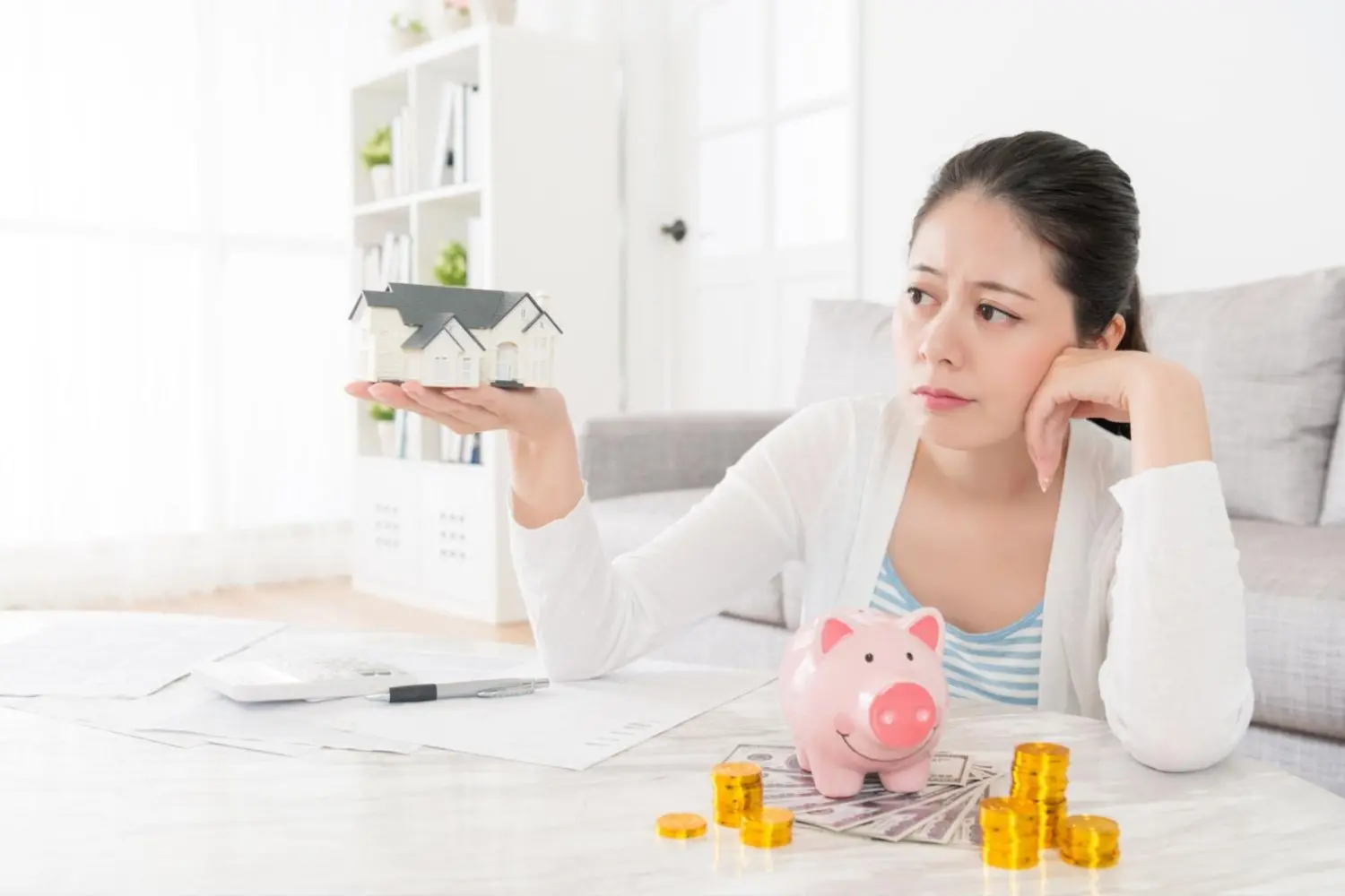 Nợ quá hạn là khoản nợ mà người vay không thanh toán đúng hạn theo cam kết trong hợp đồng