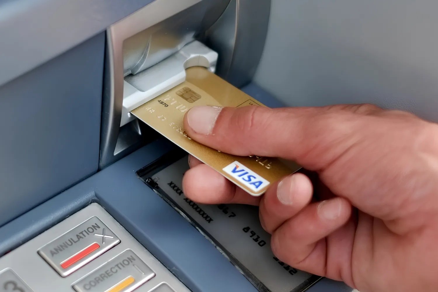 Khi rút tiền bằng thẻ Visa tại ATM, chủ thẻ phải nhập mã PIN để xác thực và hoàn tất giao dịch.