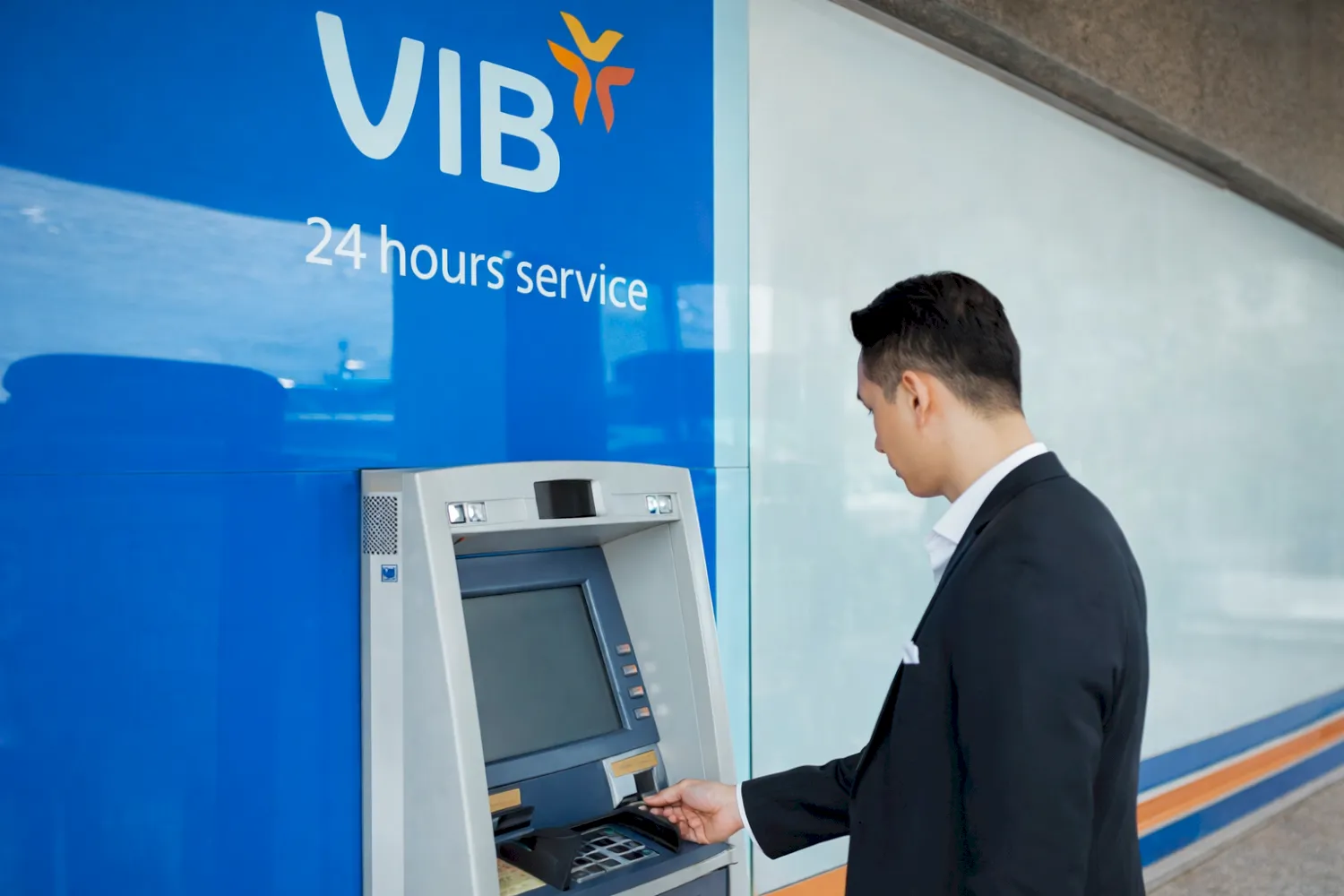 Sử dụng thẻ để rút tiền tại bất kỳ cây ATM nào có logo Visa trong và ngoài nước.