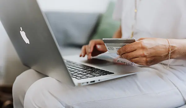 Để thanh toán phí bảo hiểm bạn cần đăng ký dịch vụ ngân hàng trực tuyến Internet Banking