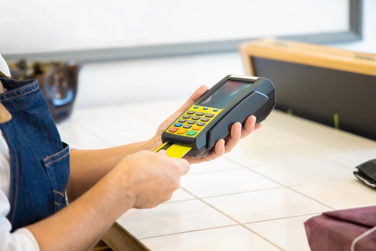 Máy POS truyền thống có bàn phím cứng, thao tác quẹt hoặc cắm thẻ trực tiếp trên máy.