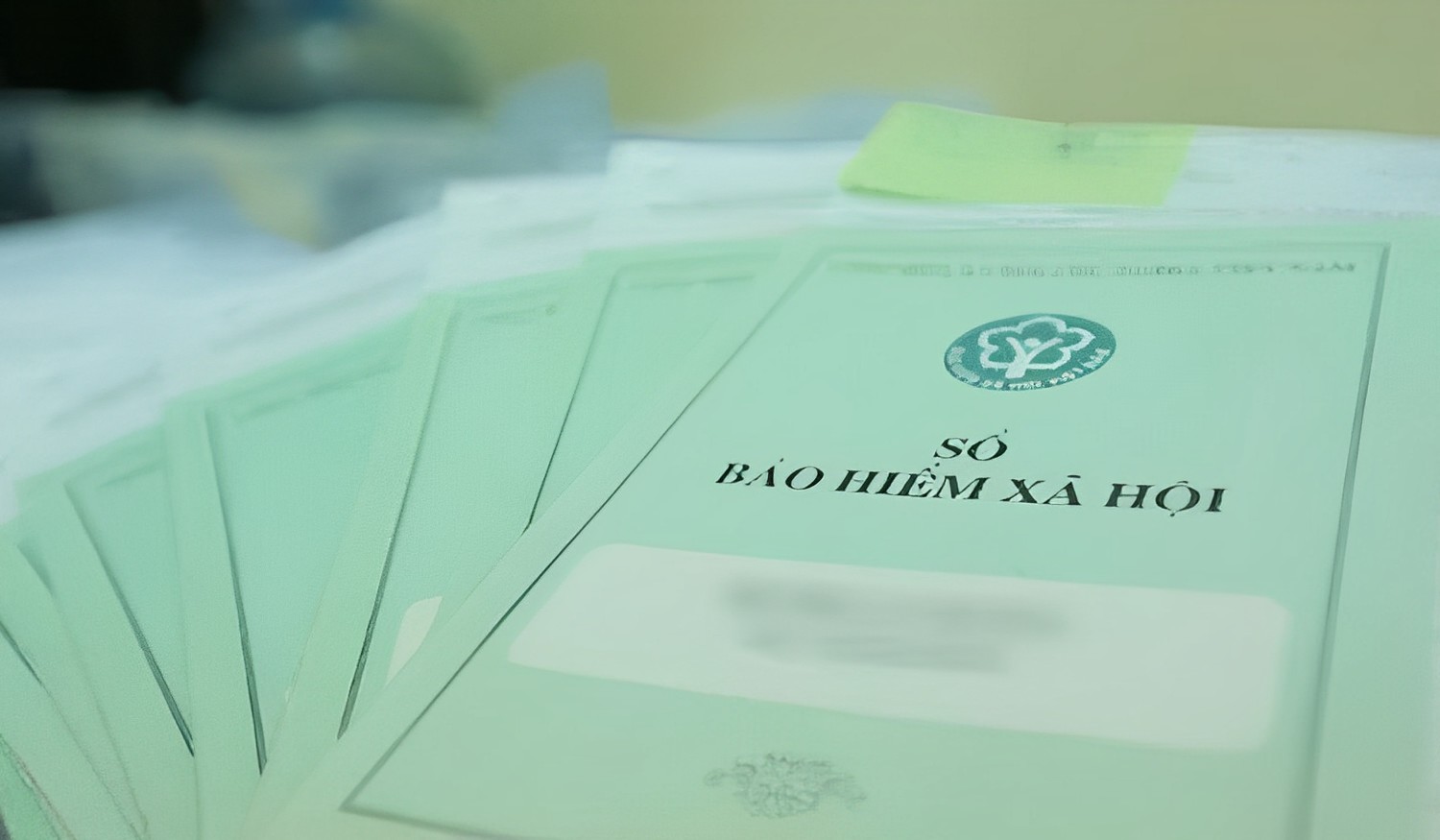 Sổ bảo hiểm xã hội là một trong những thành phần chính trong hồ sơ đăng ký nghỉ hưu sớm.