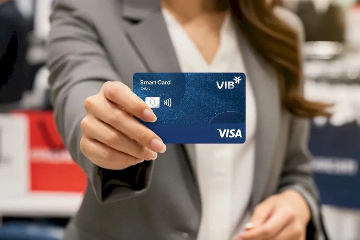 Thẻ ghi nợ cho phép chi tiêu trong phạm vi số dư sẵn có trên tài khoản thanh toán của khách hàng.