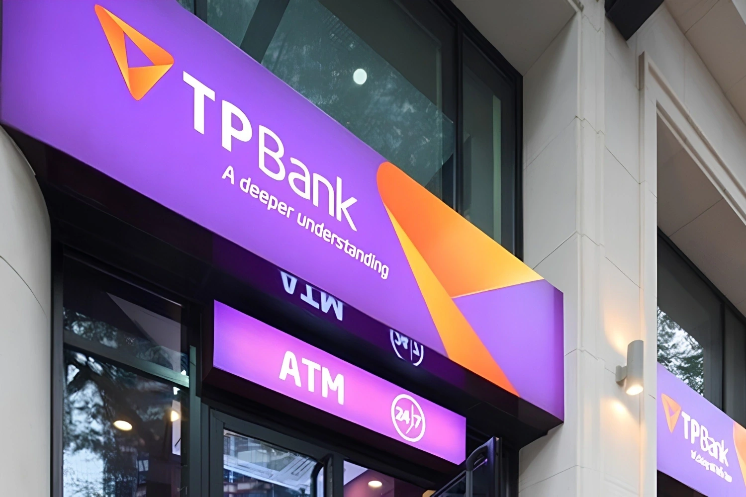 Hệ thống LiveBank 247 giúp khách hàng TPBank thực hiện nhiều giao dịch ngân hàng ngay cả ngoài giờ hành chính.