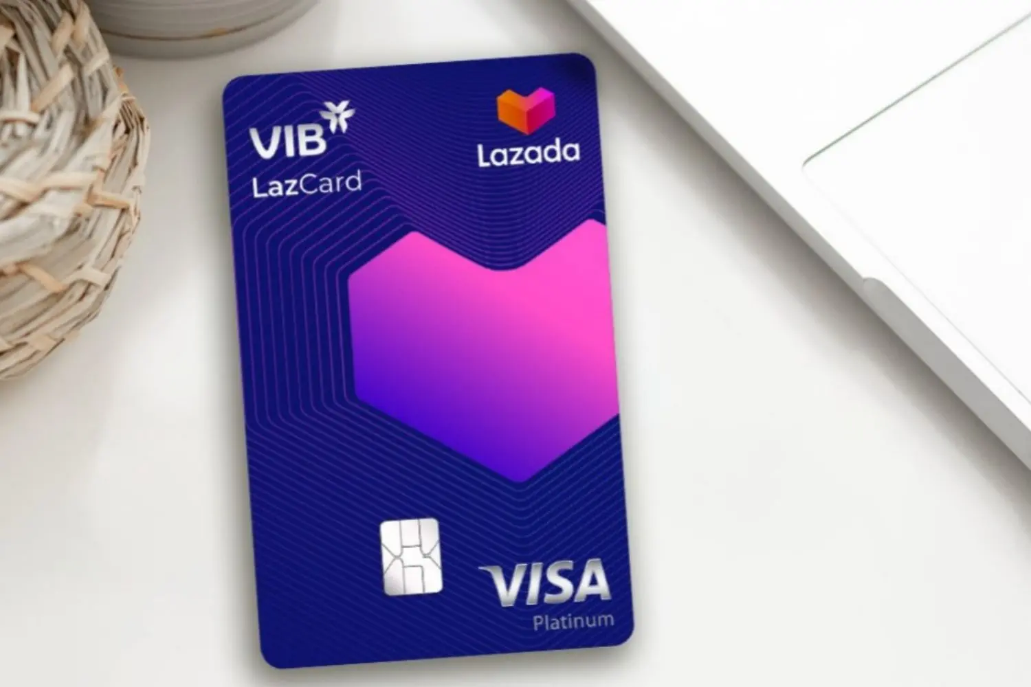 Thẻ Visa debit có ký hiệu Visa in trên thẻ