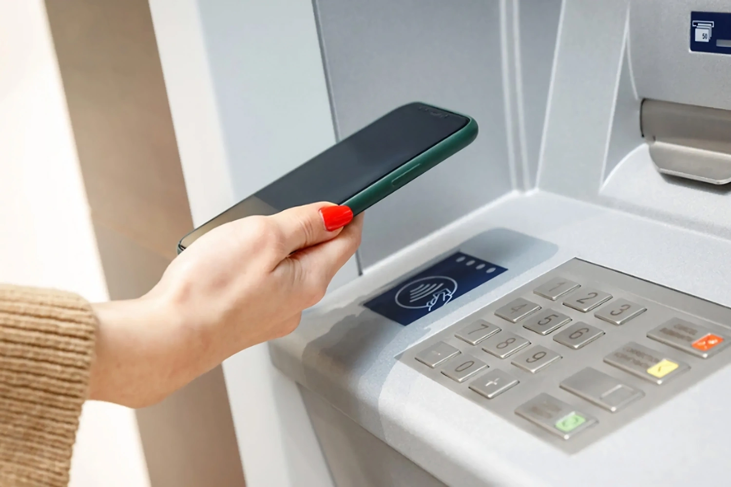 Tạo yêu cầu rút tiền và xác nhận giao dịch trên Mobile Banking.