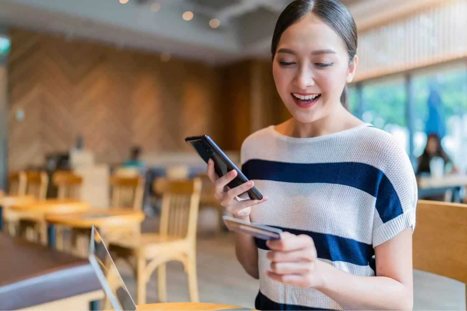 Thẻ tín dụng MasterCard được nhiều người dùng nhờ vào tính tiện lợi và các ưu đãi hấp dẫn