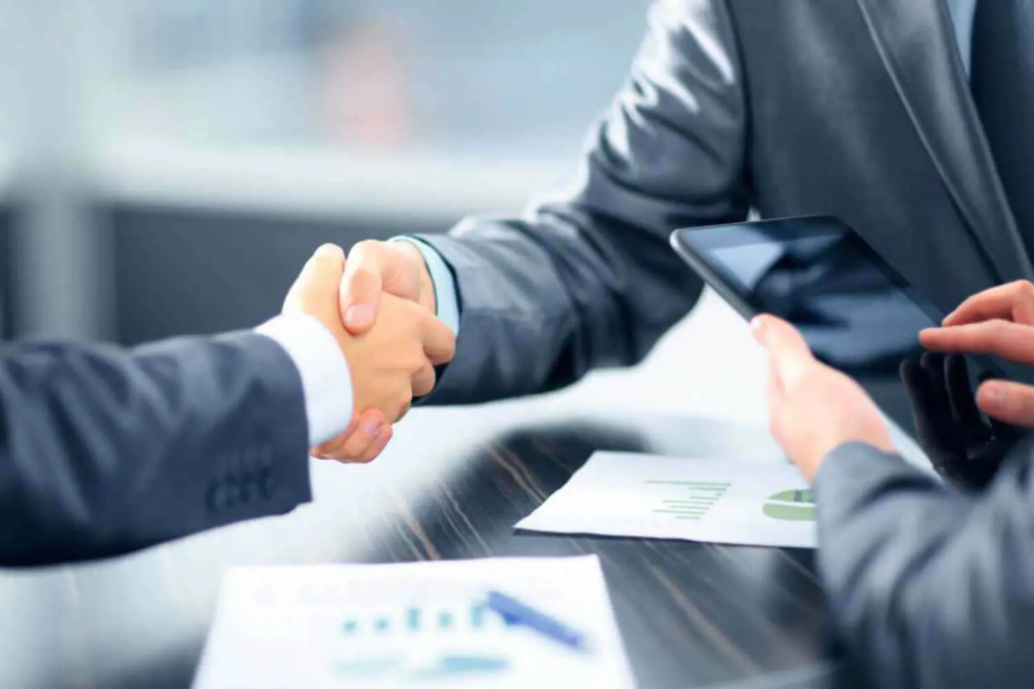 Nhà đầu tư có thể đưa ra quyết định đầu tư vào doanh nghiệp có lợi nhuận cao