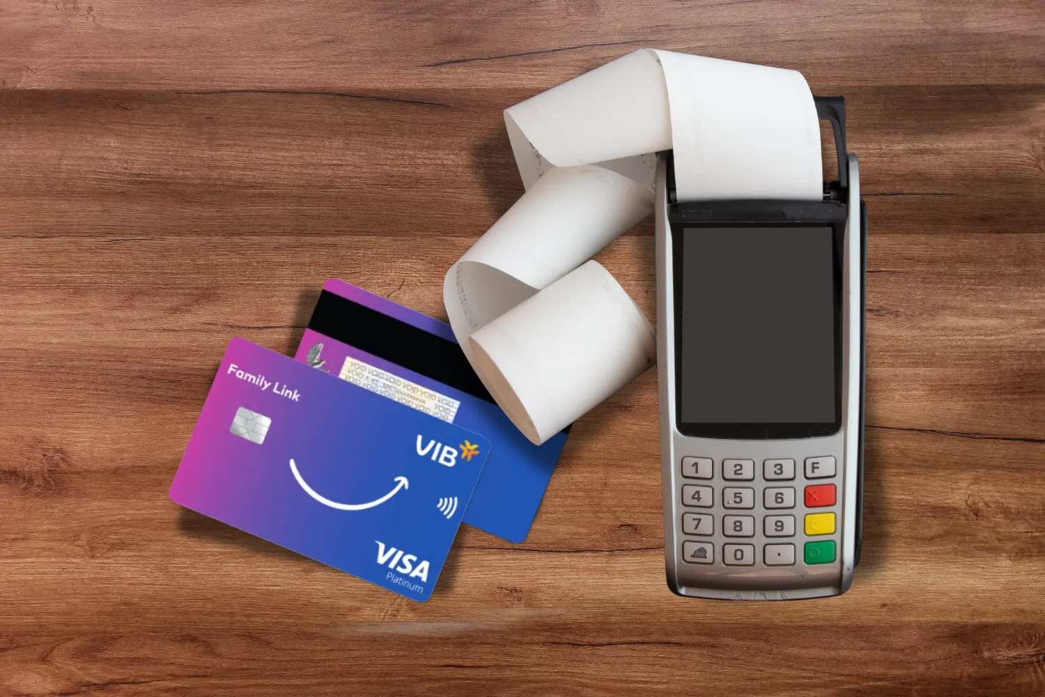Trải nghiệm thanh toán Contactless cùng thẻ VIB Family Link chỉ bằng một chạm tại máy POS.