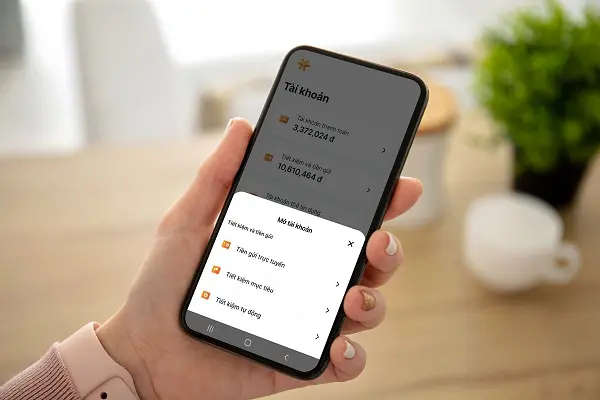 Bạn chỉ cần thực hiện giao dịch trên điện thoại khi gửi tiết kiệm Online