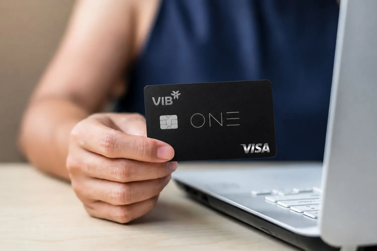 Người dùng chọn thanh toán bằng thẻ tín dụng hoặc thẻ ghi nợ quốc tế, sau đó nhập mã CVV, CVC để xác thực giao dịch online.