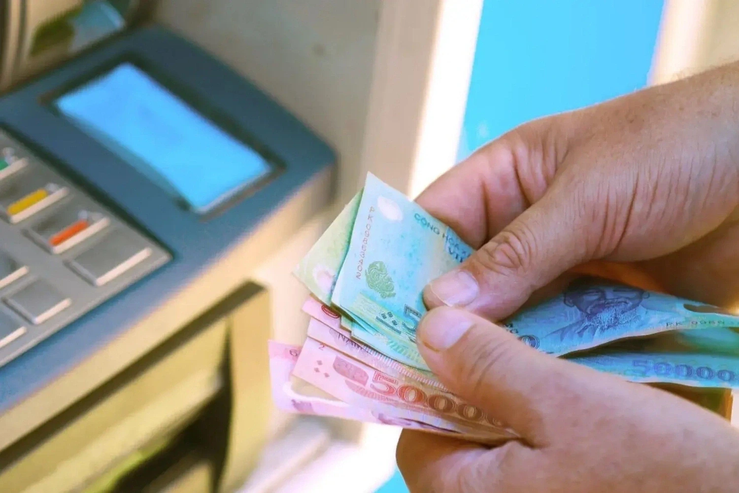 ATM hỗ trợ chuyển khoản nội bộ và liên ngân hàng trực tiếp mà không cần đến quầy giao dịch.